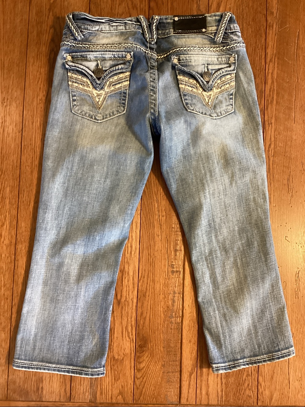 Vigoss the New York capris, light wash denim jean capris. Women’s size 7